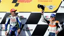 Valentino Rossi (kiri) dan Nicky Hayden berada di podium setelah MotoGP Australia 2008 di Phillip Island, Minggu (5/10/2008). (AP Photo / Andrew Brownbill)