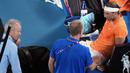 Rafael Nadal yang sempat mendapat perawatan dari tim medis diyakini kembali mengalami cedera setelah tampil kurang meyakinkan sejak set pertama. (AP Photo/Dita Alangkara)