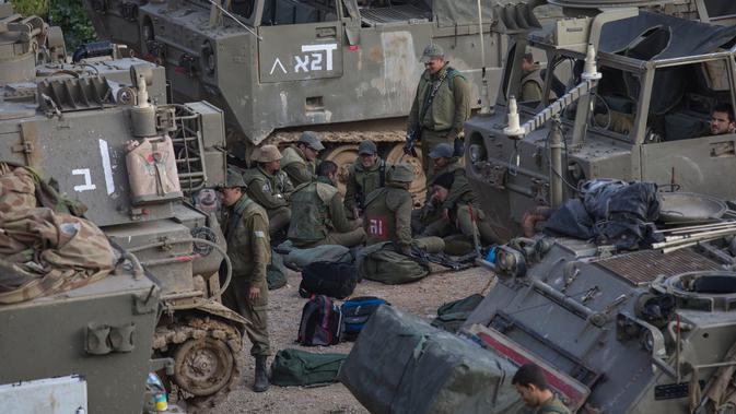 Tentara Israel berkumpul di dekat perbatasan dengan Gaza, Rabu (27/3). Pengerahan ini dilakukan setelah Perdana Menteri Benjamin Netanyahu berkonsultasi dengan pejabat keamanan Israel. (AP Photo/Tsafrir Abayov)