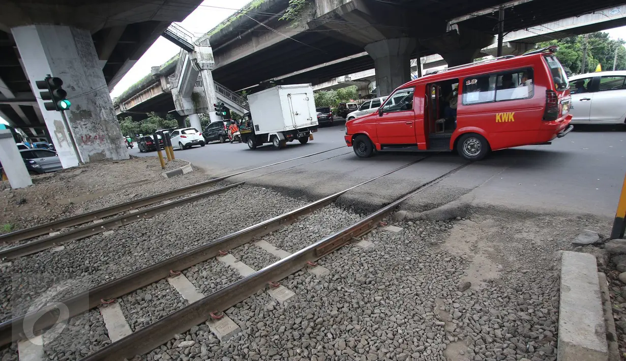 Kendaraan melewati jalur kereta di perlintasan sebidang di kawasan Tanjung Barat, Jakarta, Rabu (8/3). Perlintasan yang akan ditutup yaitu perlintasan Jalan TB Simatupang, perlintasan Pondok Kopi/Penggilingan. (Liputan6.com/Immanuel Antonius)