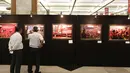 Dua pengunjung melihat pameran foto sejarah PDIP di JCC, Jakarta, Rabu (10/1). Pameran foto tersebut merupakan rekam jejak perjalanan PDIP di HUT yang ke-45. (Liputan6.com/Angga Yuniar)