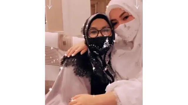 6 Potret Terbaru Ibu Syahrini Rayakan Lebaran, Tepis Kabar Jatuh Sakit