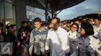Menteri Perhubungan Budi Karya meninjau penumpang  terminal terpadu Pulogebang, Jakarta, Rabu (28/12). Perbaikan fasilitas di Terminal Pulogebang, Jakarta Timur hingga kini sudah mencapai 90 persen. (Liputan6.com/Faizal Fanani)