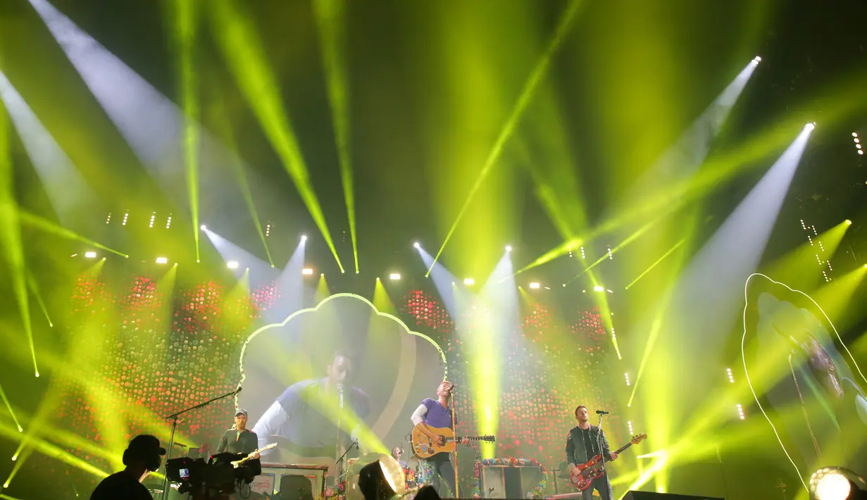 Suasana konser Grup band Coldplay saat menghibur para penonton di Lapangan FedEx di Landover, Md, AS (6/8). (Photo by Brent N. Clarke/Invision/AP)