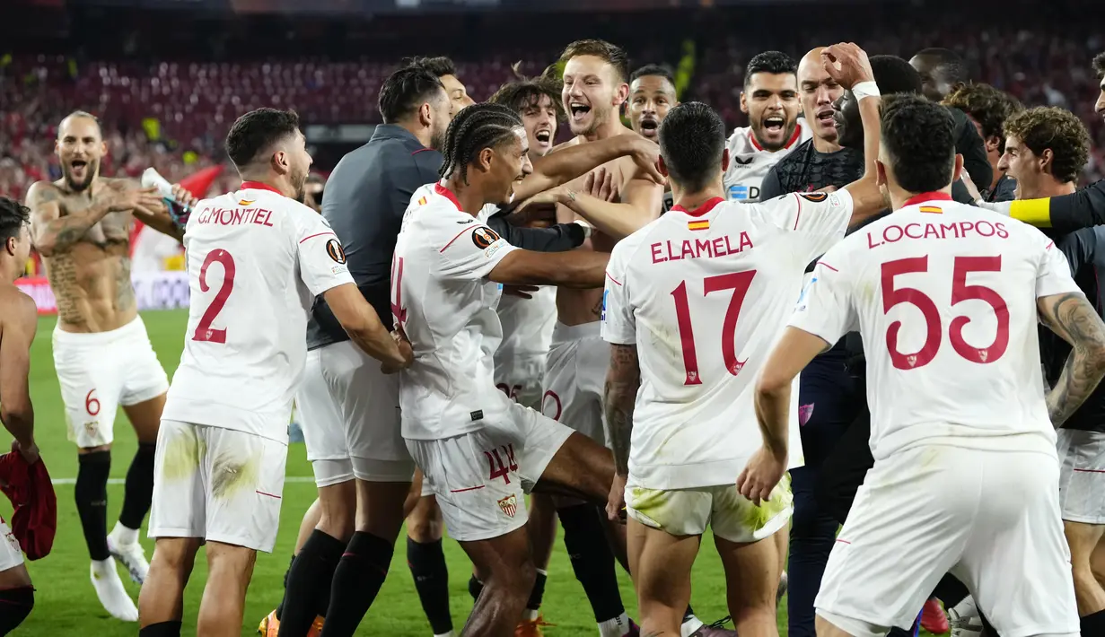 Selebrasi sejumlah pemain Sevilla setelah mengalahkan Juventus dalam pertandingan leg kedua semifinal Liga Europa 2022/2023 di Estadio Ramos Sanchez Pizjuan, Jumat (19/05/2023) dini hari WIB. (AP Photo/Jose Breton)
