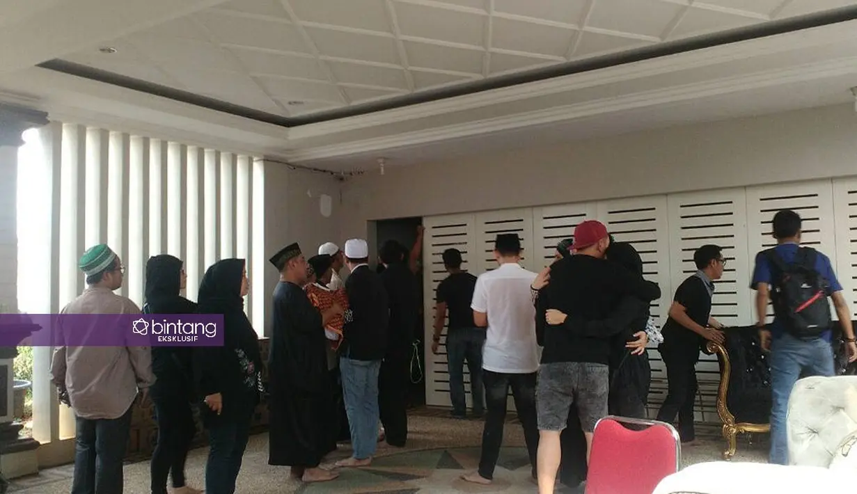 Pergi untuk selamanya, sosok Julia Perez tentu meninggalkan kenangan indah bagi para keluarga dan sahabatnya. Selamat Jalan Jupe. (Nurwahyunan/Bintang.com)