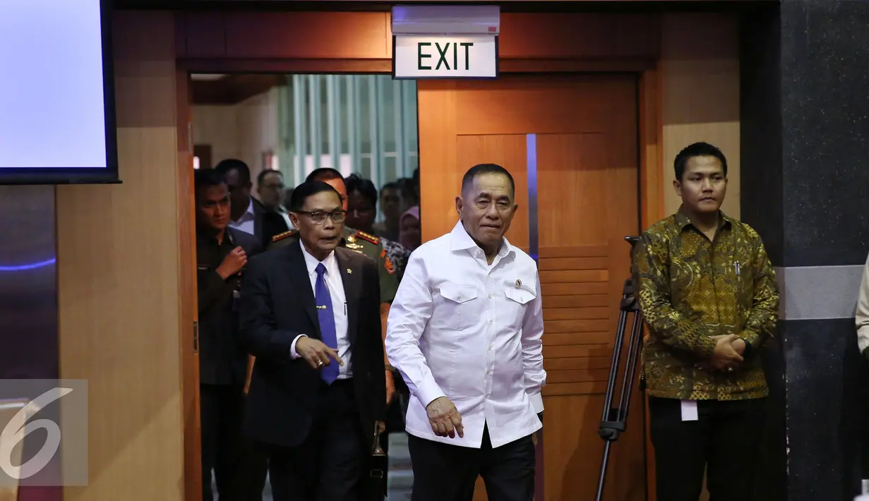 Menteri Pertahanan Ryamizard Ryacudu sebelum melakukan Rapat Kerja dengan Komisi I DPR di Gedung Nusantara II, Kompleks Parlemen, Senayan, Jakarta, Kamis (13/10). Rapat tersebut membahas Postur dan Kebutuhan Anggaran Pertahanan. (Liputan6.com/Johan Tallo)