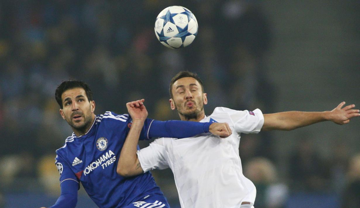 Pemain Dynamo Kiev, Serhiy Rybalka (kanan), berebut bola dengan pemain Chelsea, Cesc Fabregas, dalam lanjutan Grup G Liga Champions di Stadion Olympic, Kiev, Ukraina, Rabu (21/10/2015) dini hari WIB. (Reuters/Valentyn Ogirenko)
