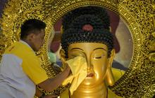 FOTO: Ritual Pembersihan Patung Buddha Jelang Imlek 2026