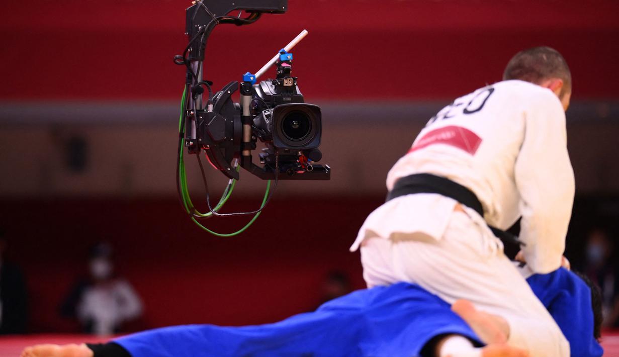 Lukhumi Chkhvimiani (putih) dari Georgia bersaing dengan Kim Won Jin dari Korea Selatan selama pertarungan 60kg judo putra Olimpiade Tokyo 2020 di Nippon Budokan di Tokyo pada 24 Juli 2021. (AFP/Franck Fife)