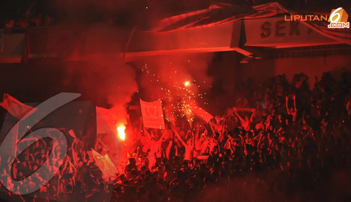 Kembang api menyala di salah satu tribun penonton yang dipenuhi fans Liverpool. (Liputan6.com/Helmi Fithriansyah)