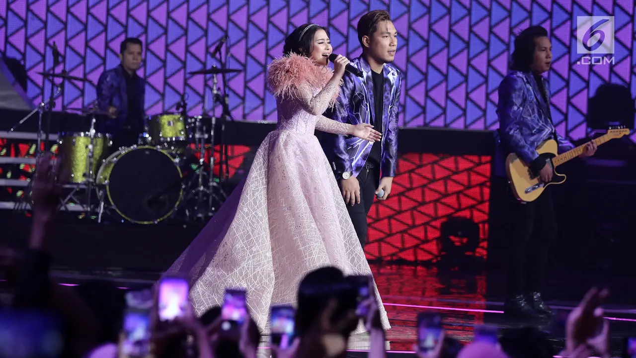 Band Armada dan Prilly Latuconsina