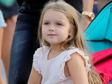 Harper Beckham, gadis imut anak dari pasangan David dan Victoria Beckham menjadi pusat perhatian. Apapun yang dipakai Harper menjadi salah satu acuan para orangtua di Eropa membuat anak mereka untuk tampil modis. (harperbeckhamfashion)