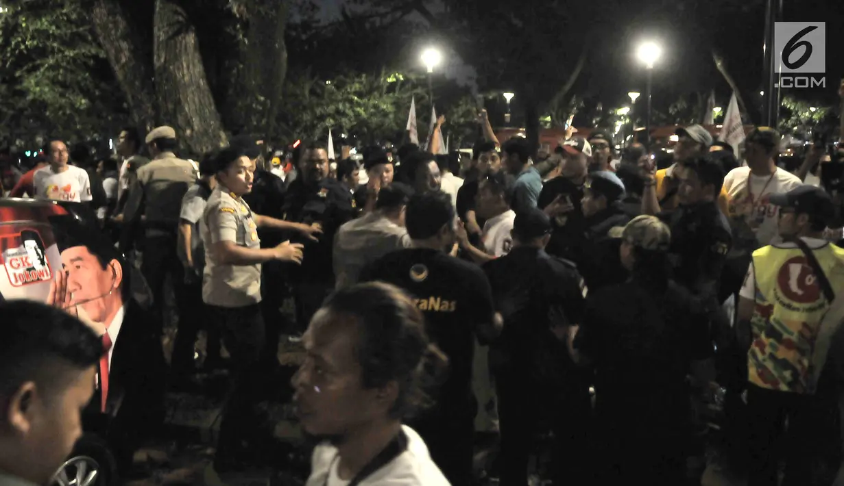 Keributan para pendukung capres ketika terjadi ledakan di Parkir Timur Stadion Gelora Bung Karno (GBK), Jakarta, Minggu (17/2). Ledakan terjadi sekitar 50 meter dari lokasi debat kedua capres di Hotel Sultan. (merdeka.com/Iqbal S Nugroho)