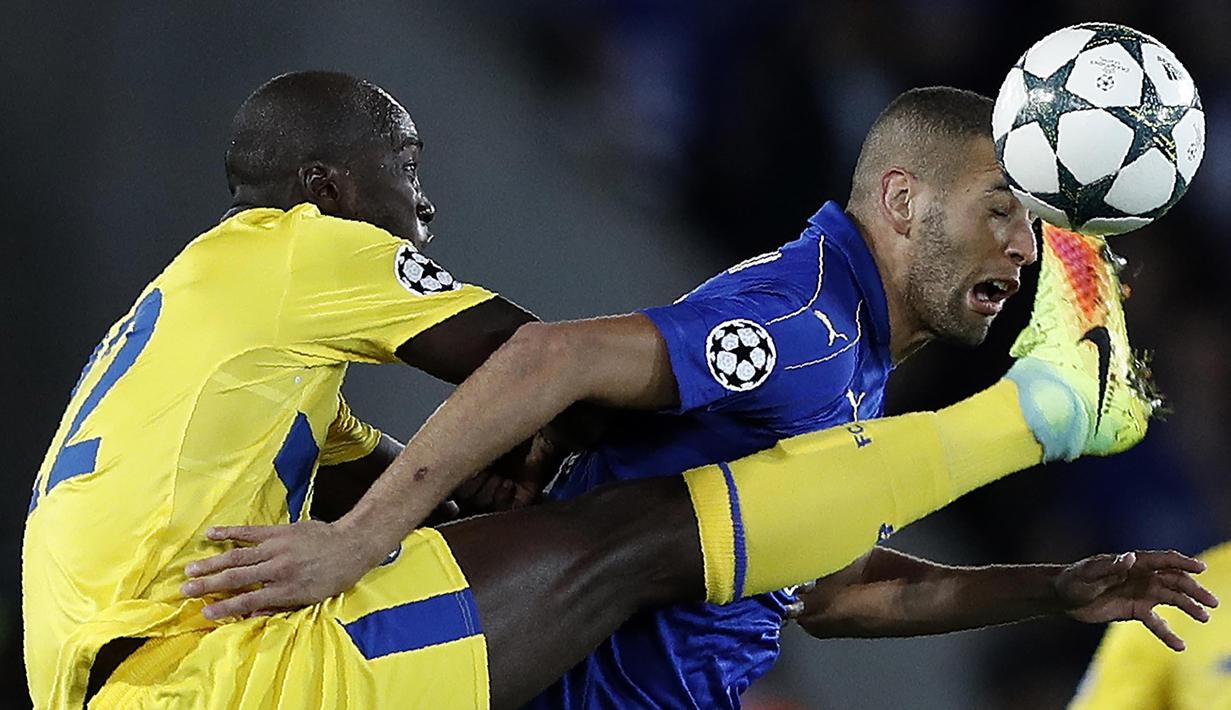 Pemain Porto, Danilo (kiri) berusaha menghadang laju pemain Leicester City, Islam Slimani pada laga grup G Liga Champion di King Power Stadium, Rabu (27/9/2016) dini hari WIB. (AFP/Adrian Dennis)