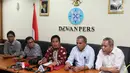 Mantan Komandan Tim Mawar Mayjen Purnawirawan Chairawan (dua kanan) ditemani tim kuasa hukumnya memberi keterangan pers di Jakarta, Selasa (11/6/2019). Chairawan mengadukan pemberitaan Majalah Tempo terkait kerusuhan 21-22 Mei 2019 yang mengaitkannya dengan Tim Mawar. (Liputan6.com/JohanTallo)
