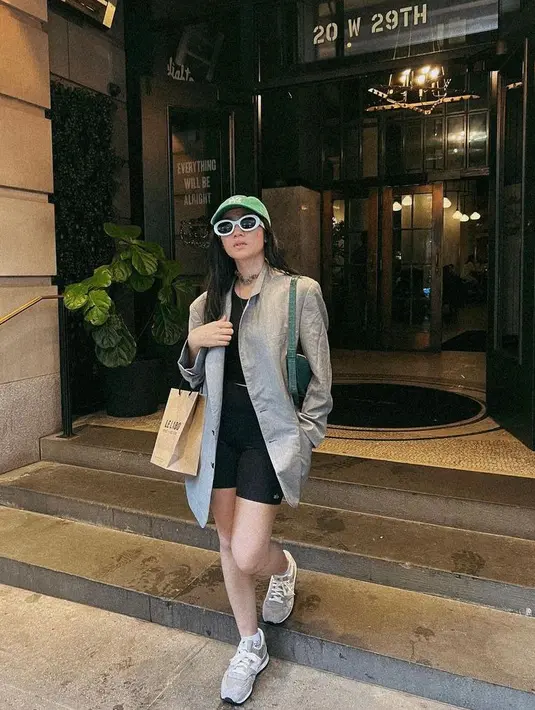Kesan sporty casual ala Febby Rastanty ditampilkan lewat padu padan blazer, crop top dan sneakers.