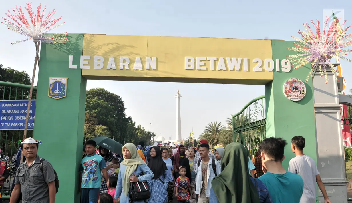 Kepadatan warga saat mendatangi Lebaran Betawi ke-12 di Lapangan Monas, Jakarta, Minggu (21/7/2019). Untuk pertama kalinya Lebaran Betawi digelar di Monas yang diisi oleh beragam seni dan budaya masyarakat Betawi dalam rangka memeriahkan HUT DKI Jakarta.(merdeka.com/Iqbal S. Nugroho)