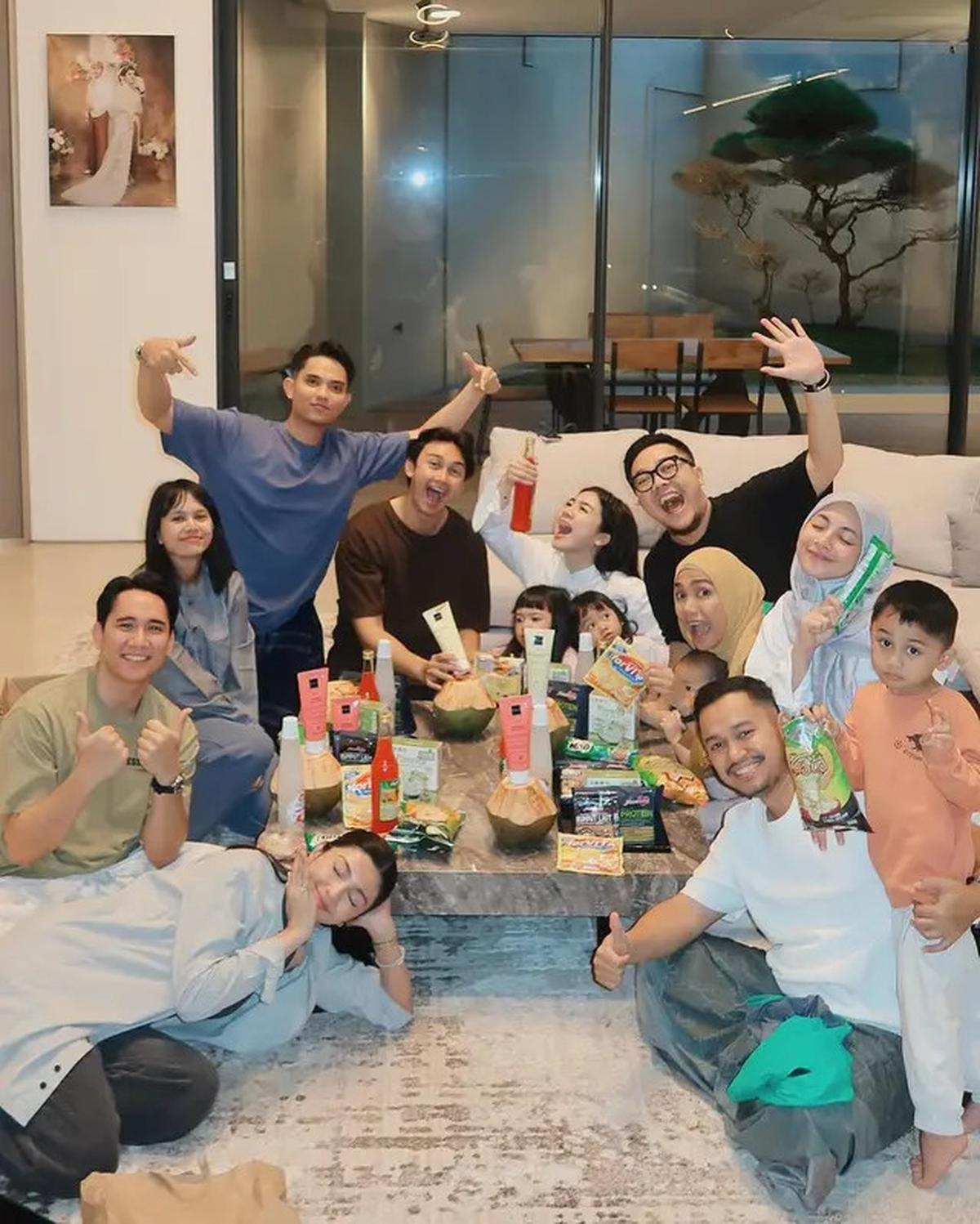 6 Potret Felicya Angelista Bukber Bareng Teman Muslim, Saling Menghargai Perbedaan