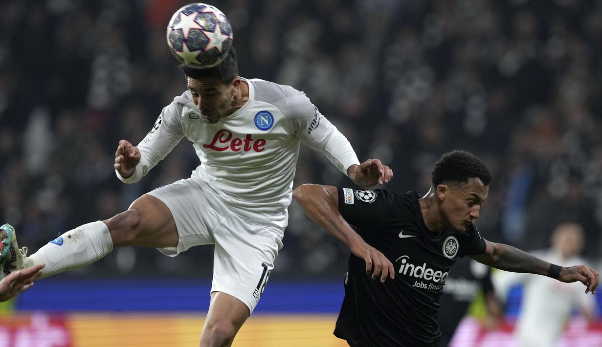 <p>Pemain Napoli Giovanni Simeone (kiri) berebut bola dengan pemain Eintracht Frankfurt, Tuta pada laga leg pertama 16 besar Liga Champions 2022/2023 yang berlangsung di Deutsche Bank Park, Rabu (22/2/2023) WIB. (AP Photo/Michael Probst)</p>