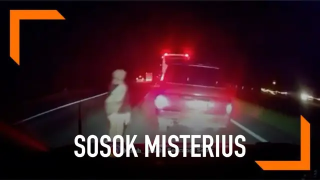 Baru-baru ini beredar sebuah video yang menunjukkan sosok misterius muncul di tengah jalan yang diduga terjadi di Tol Cipali. Sebuah mobil sampai menghindari sosok tersebut.