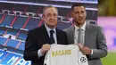 Eden Hazard. Real Madrid mendatangkannya dari Chelsea pada awal musim 2019/2020 dengan mahar 100 juta euro, meskipun beberapa sumber meyakini nilainya mencapai 160 juta euro. Hingga kini, performa terbaiknya masih belum terlihat ditambah sering didera cedera. (AFP/Gabriel Bouys)