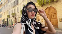 Febby Rastanty Tampil Klasik Pakai Scarf saat Liburan di Italia, Gayanya Cantik Elegan