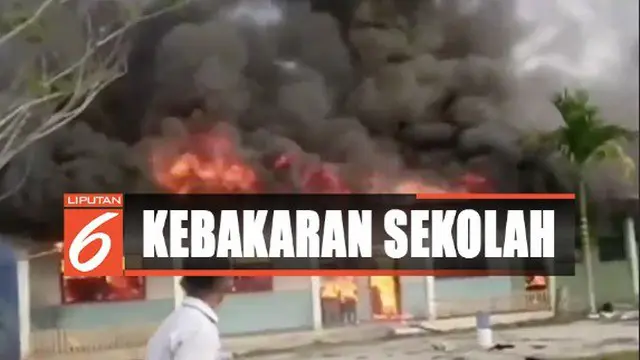 Saat kebakaran terjadi para siswa justru nekat untuk menyelematkan barang-barang berupa komputer dan dokumen penting lainnya.