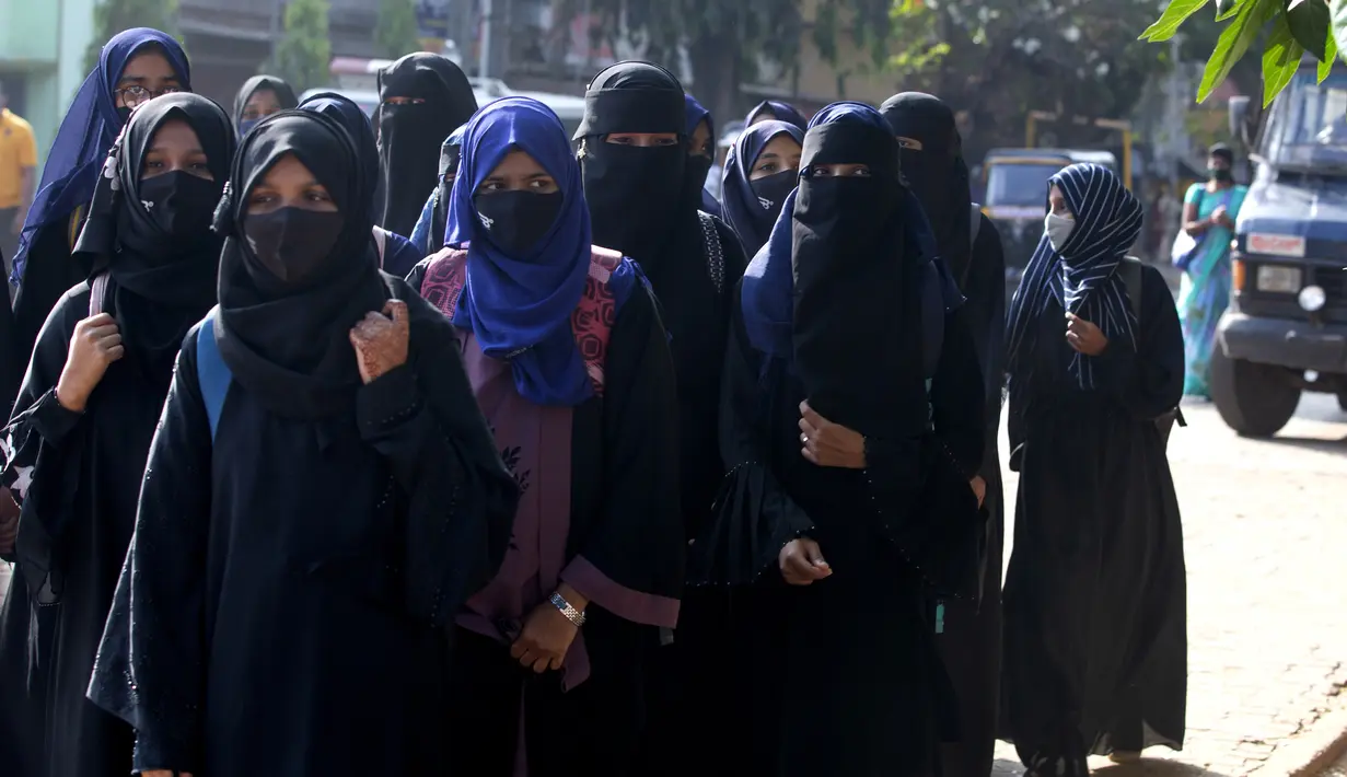 Sejumlah siswi berjalan di luar kampus mereka di Udupi, India (7/2/2022). Sejumlah sekolah di negara bagian Karnataka di India melarang para siswi memakai hijab di dalam kelas. Kasus itu menjadi sorotan di India dan para siswi berdemo di depan sekolah. (AP Photo)