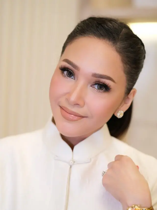 Potret Maia Estianty dengan Kebaya Modern Model Long Coat dan Jam Tangan Mewah