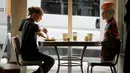 Manekin digunakan untuk menghalangi kursi di Roundel Cafe guna memberikan jarak fisik yang cukup bagi pelanggan di Vancouver, Kanada, pada 15 Juni 2020. Restoran Roundel Cafe menggunakan maneken alih-alih memberi pembatas pada kursi untuk membantu pelanggan menjaga jarak fisik. (Xinhua/Liang Sen)