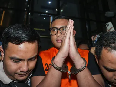 Bupati Klaten Hamenang Wajar Ismoyo mengenakan rompi tahanan berwarna oranye saat keluar dari Gedung Merah Putih KPK, Jakarta, Jumat (16/10/2026). Hamenang ditetapkan sebagai tersangka setelah terjaring Operasi Tangkap Tangan (OTT) KPK. (KLY/Budy Santoso)