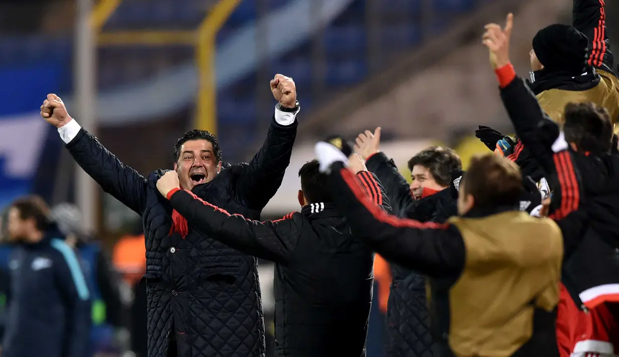 Pelatih Benfica, Rui Vitoria (kiri) merayakan kemenangan timnya usai mengalahkan FC Zenit 2-1 pada leg kedua 16 besar Liga Champions di Stadion Petrovsky, St. Petersburg, Kamis (10/3/2016) dini hari WIB.  (AFP/Kirill Kudryavtsev)