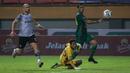 Penyerang Persebaya, Jose Wilkson Teixeira (kanan) mencetak gol ketiga timnya saat melawan Persikabo 1973 dalam laga pekan kedua BRI Liga 1 2021/2022 di Stadion Wibawa Mukti, Cikarang, Sabtu (11/09/2021). Persebaya menang 3-1. (Foto: Bola.com/Bagaskara Lazuardi)