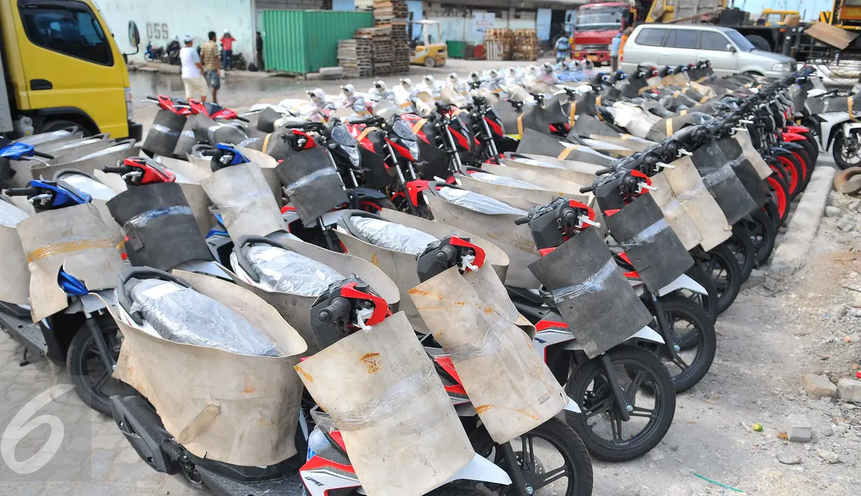 Sejumlah sepeda motor sebelum didistribusikan melalui Pelabuhan Sunda Kelapa Jakarta, Senin (9/1). Asosiasi Industri Sepeda Motor Indonesia (AISI) memprediksi penjualan motor pada 2017 masih akan cenderung stagnan. (Liputan6.com/Angga Yuniar)