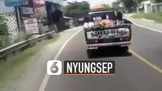 Kejadian tidak terduga dialami oleh perekam video ini hingga nyungsep ke tumpukan batako-batako yang ada di pinggir jalan.