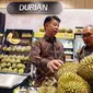 Presiden Direktur Aeon Indonesia Takahiro Osugi memilih durian. (Foto: Istimewa)