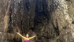 Pevita Pearce mengaku suka dengan air terjun. Lewat laman Instagram pribadinya, pemilik nama lengkap Pevita Cleo Eileen Pearce  ini rutin mengunjungi curug tersembunyi.  (Liputan6.com/IG/pevitapearce)