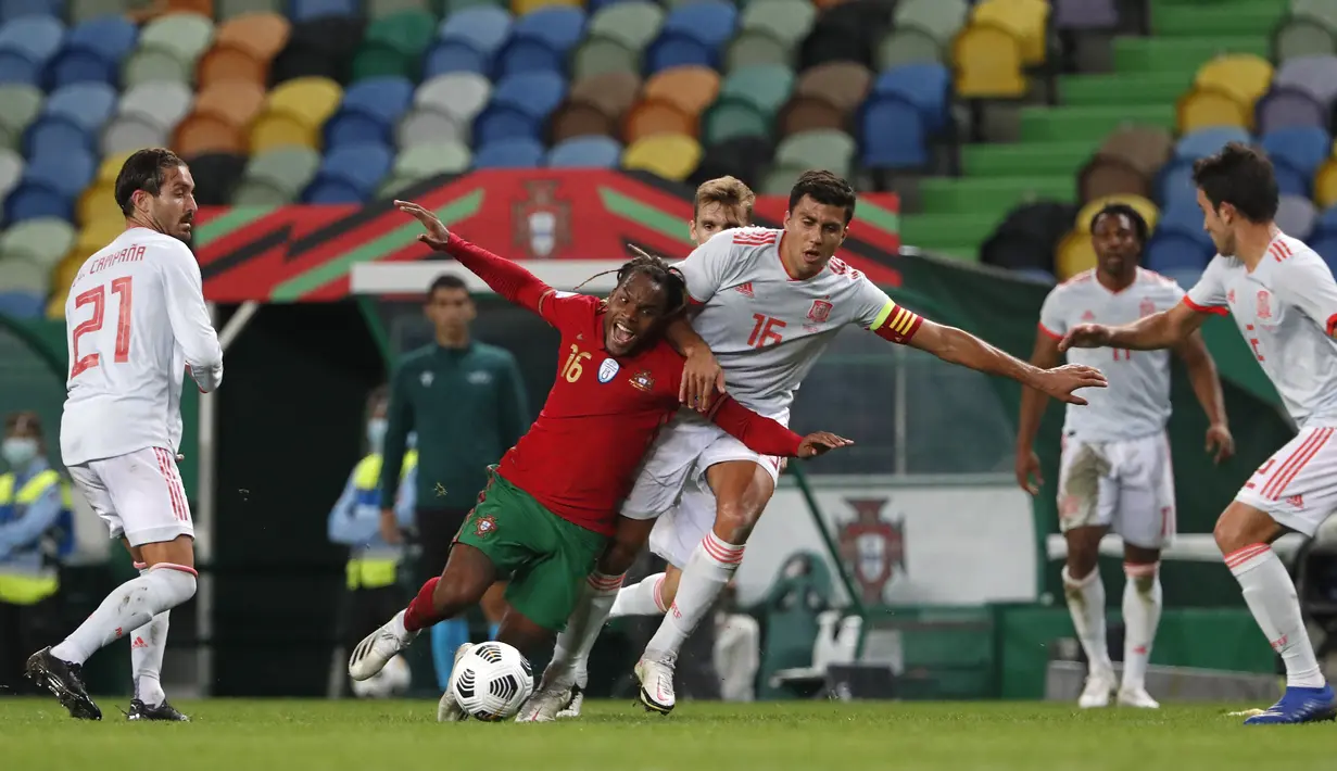 Penyerang Portugal, Renato Sanches (tengah) dilanggar gelandang Spanyol, Rodri pada pertandingan persahabatan di stadion Jose Alvalade di Lisbon, Rabu (7/10/2020). Spanyol bermain imbang 0-0 atas Portugal. (AP Photo/Armando Franca)