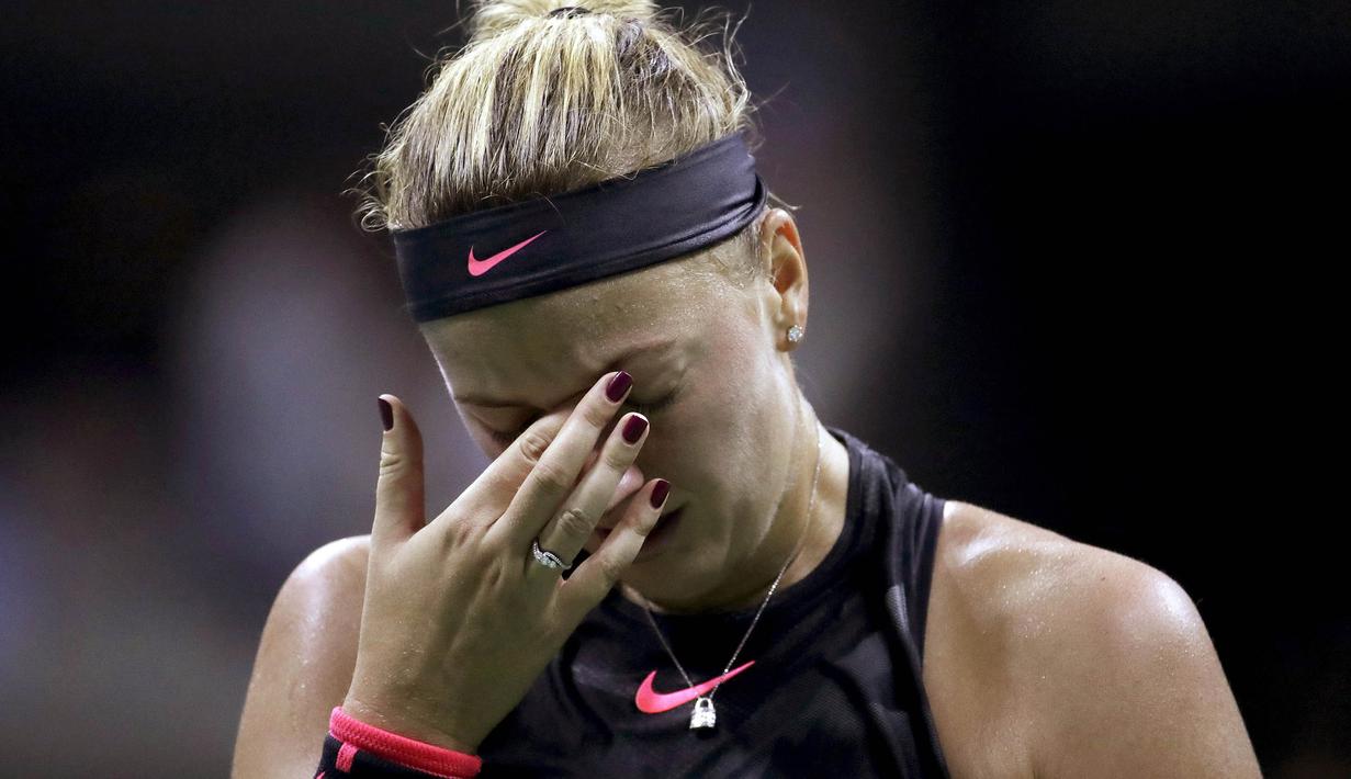 Petenis Ceko, Petra Kvitova, tampak kecewa usai dikalahkan petenis Amerika Serikat, Venus Williams, pada turnamen AS Terbuka di New York, Rabu (6/9/2017). Venus Williams menang 6-3, 3-6, 7-6 (7-2) atas Petra Kvitova. (AP/Julio Cortez)