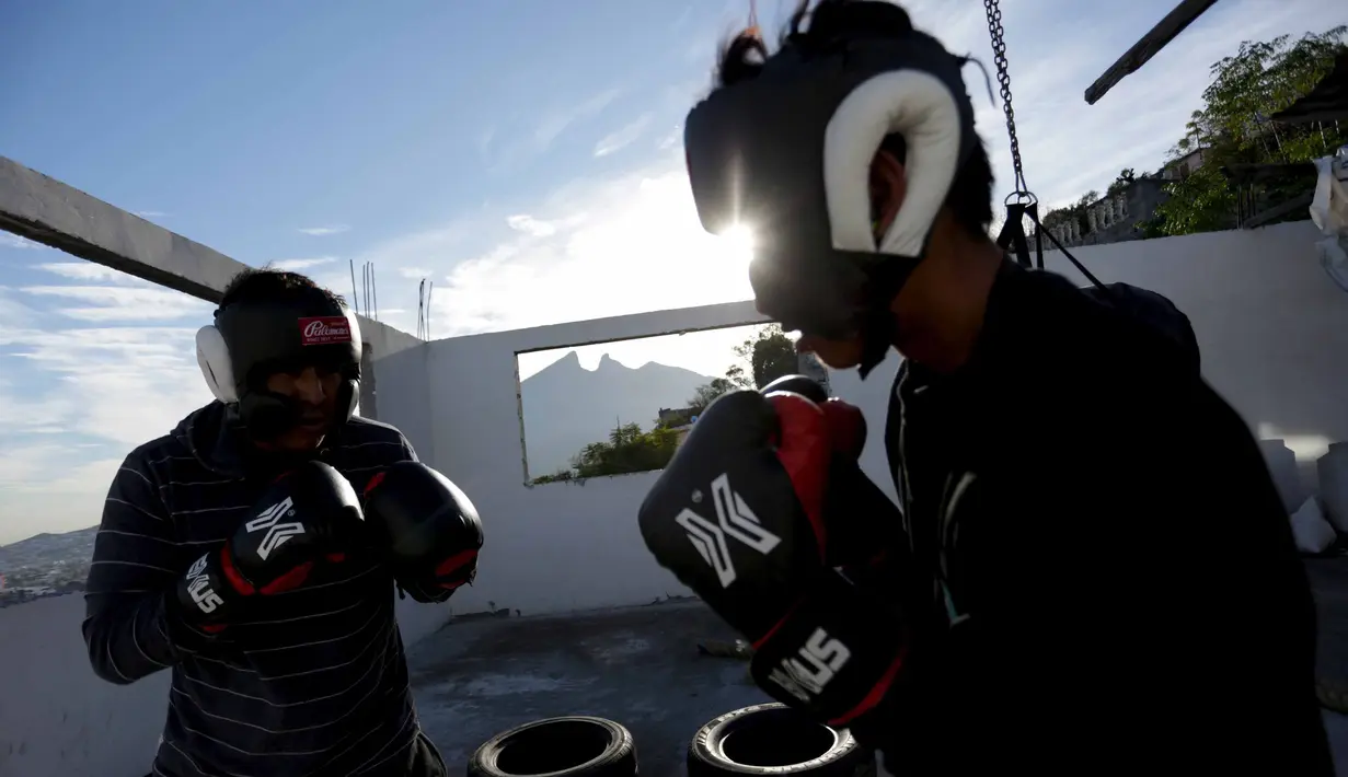 Dua orang warga berlatih tinju diatas ruangan Apartemen yang juga digunakan sebagai Gym di Monterrey, Mexico (29/1/2016). (REUTERS/Daniel Becerril) 