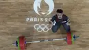 Selebrasi atlet angkat besi Indonesia, Rizki Juniansyah setelah berhasil mengangkat beban seberat 199 kg pada angkatan clean and jerk sekaligus memastikan merebut medali emas saat berlomba pada kelas 73 kg putra cabor angkat besi Olimpiade Paris 2024 di Paris Expo Porte de Versailles, Paris, Kamis (8/8/2024). (AP Photo/Dita Alangkara)