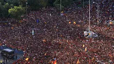 Kerumunan fans menunggu hingga timnas Spanyol tiba di alun-alun Cibeles Madrid, Senin (15/7/2024). (AP Photo/Andrea Comas)