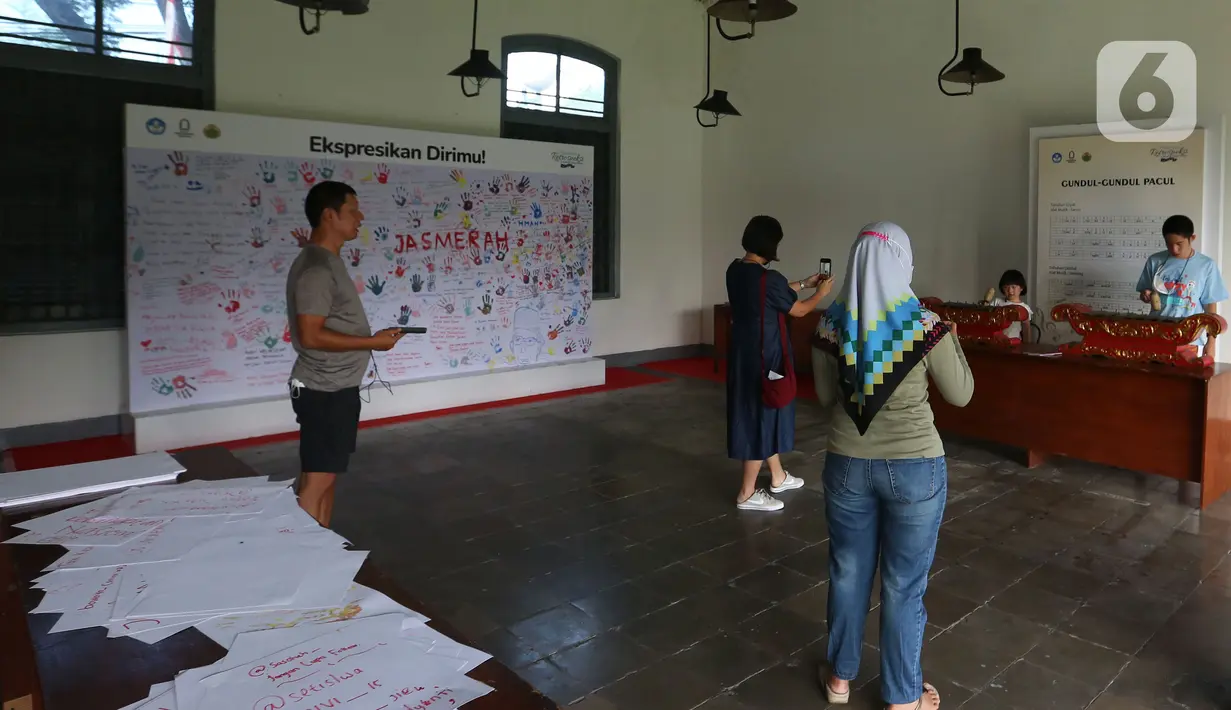 Pengunjung pelajar menyaksikan diorama sejarah pada Pameran Retrospeksi di museum Kebangkitan Nasional di Jakarta, Sabtu (21/5/2022). Pameran Retrospeksi tersebut dalam rangka memperingati hari Kebangkitan Nasional yang berlangsung dari tanggal 20 Mei - 18 Juni 2022. (Liputan6.com/Johan Tallo)