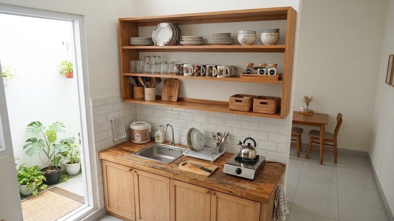 Tempat penyimpanan dapur minimalis modern yang cocok untuk rumah tipe kecil model rak terbuka untuk peralatan yang sering digunakan