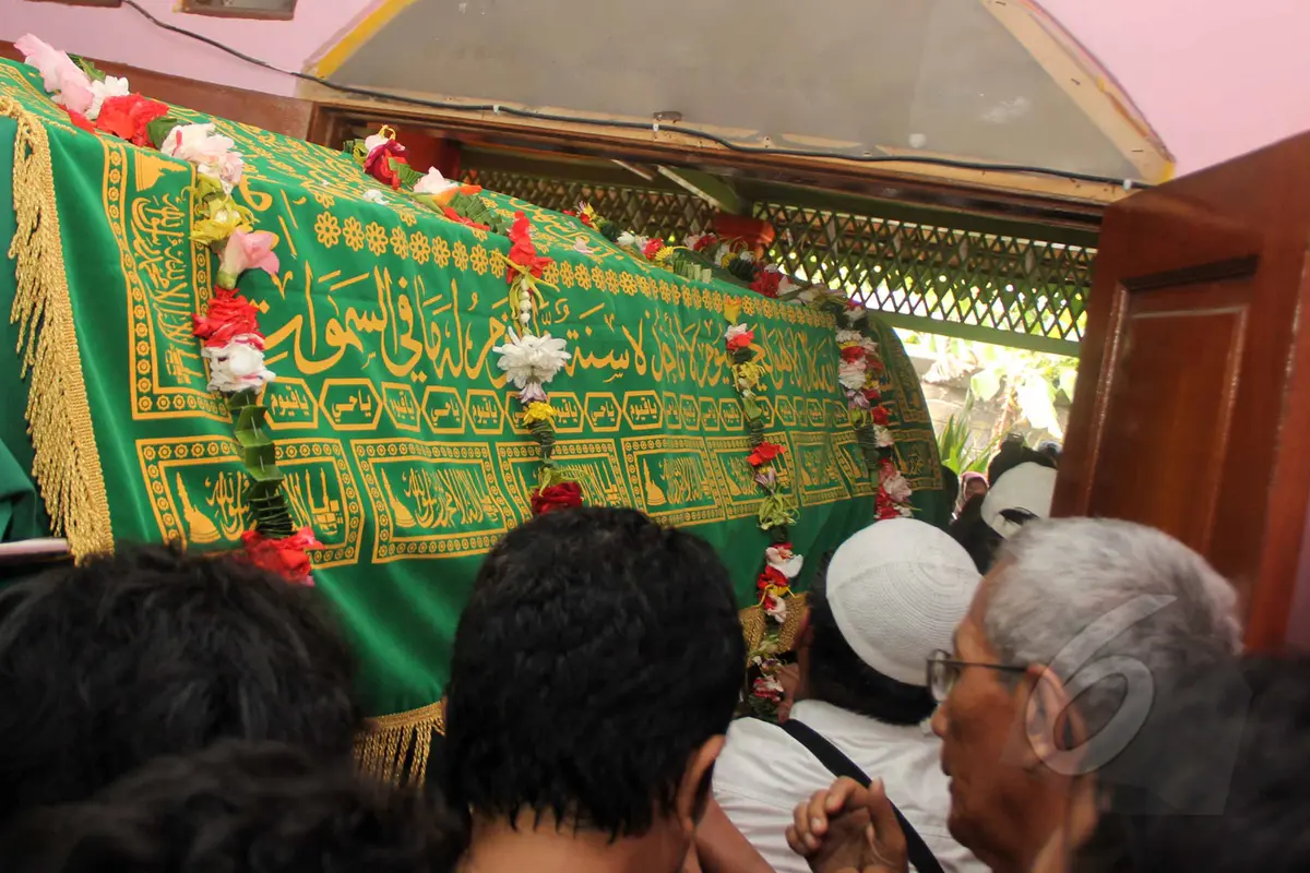 Proses Pemindahan Jenazah Mpok Nori untuk Disalatkan