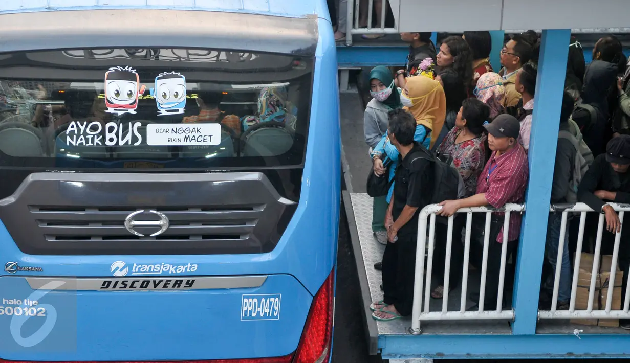 Transjakarta menargetkan jumlah penumpang dalam setahun mencapai 185 juta, Jakarta, Kamis (26/4). Target tersebut akan dicapainya melalui penambahan jumlah unit bus bahkan hingga menjadi 3000 unit dari 1.500 unit bus. (Liputan6.com/Yoppy Renato)