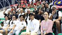 Ketua Umum PB Akuatik Indonesia, Anindya Novyan Bakrie, memberi dukungan langsung ke tim renang Merah Putih yang sedang berjuang di SEA Games 2025, Jumat (12/12/2025). (PB Akuatik Indonesia)