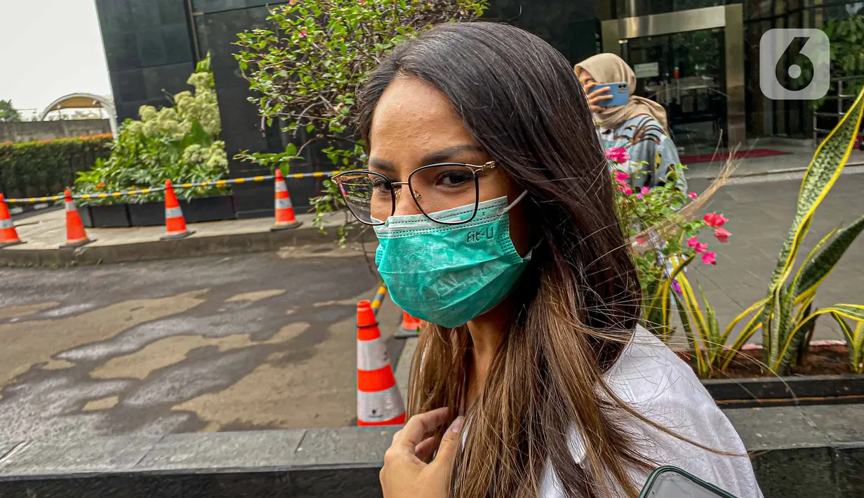Windy juga didalami perihal perusahaan rekaman Athena Jaya Production. Windy mengaku mengenal Hasbi saat ada kegiatan di perusahaan rekaman tersebut. (Liputan6.com/Faizal Fanani)