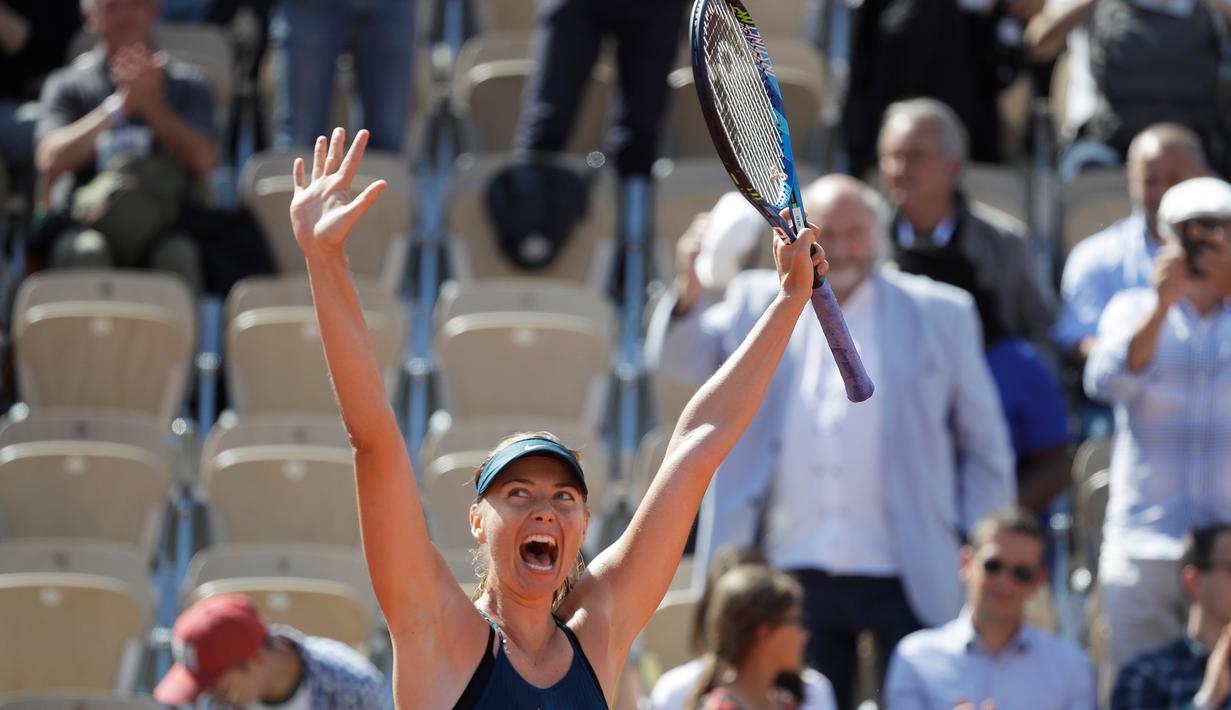 Petenis Rusia, Maria Sharapova berselebrasi usai memenangkan pertandingan melawan petenis Belanda, Richel Hogenkamp usai pertandingan Prancis  Terbuka di stadion Roland Garros, Paris, (29/5). (AP Photo/Alessandra Tarantino)